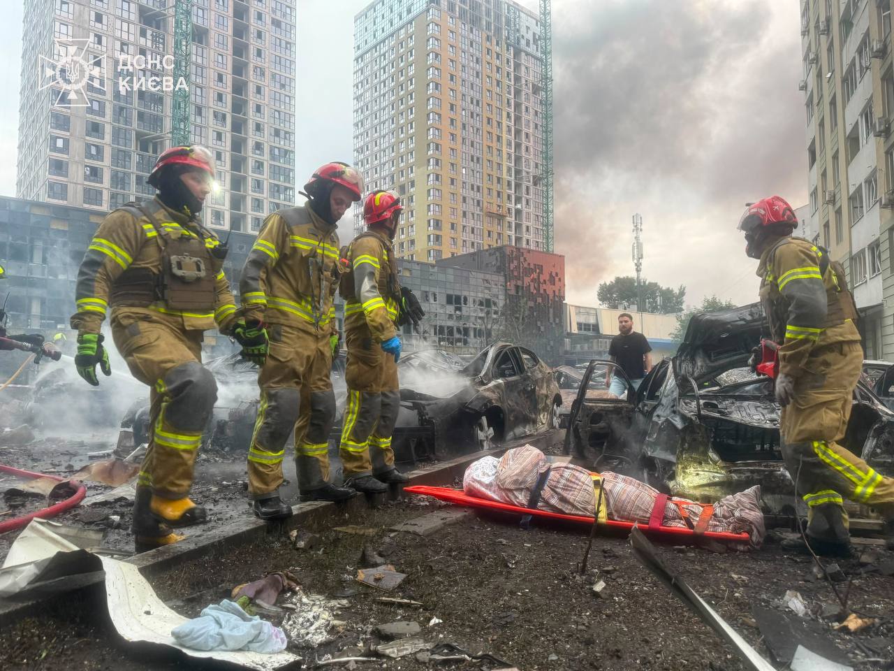В Киеве в результате ночного налета частично разрушена многоэтажка. Есть погибшие