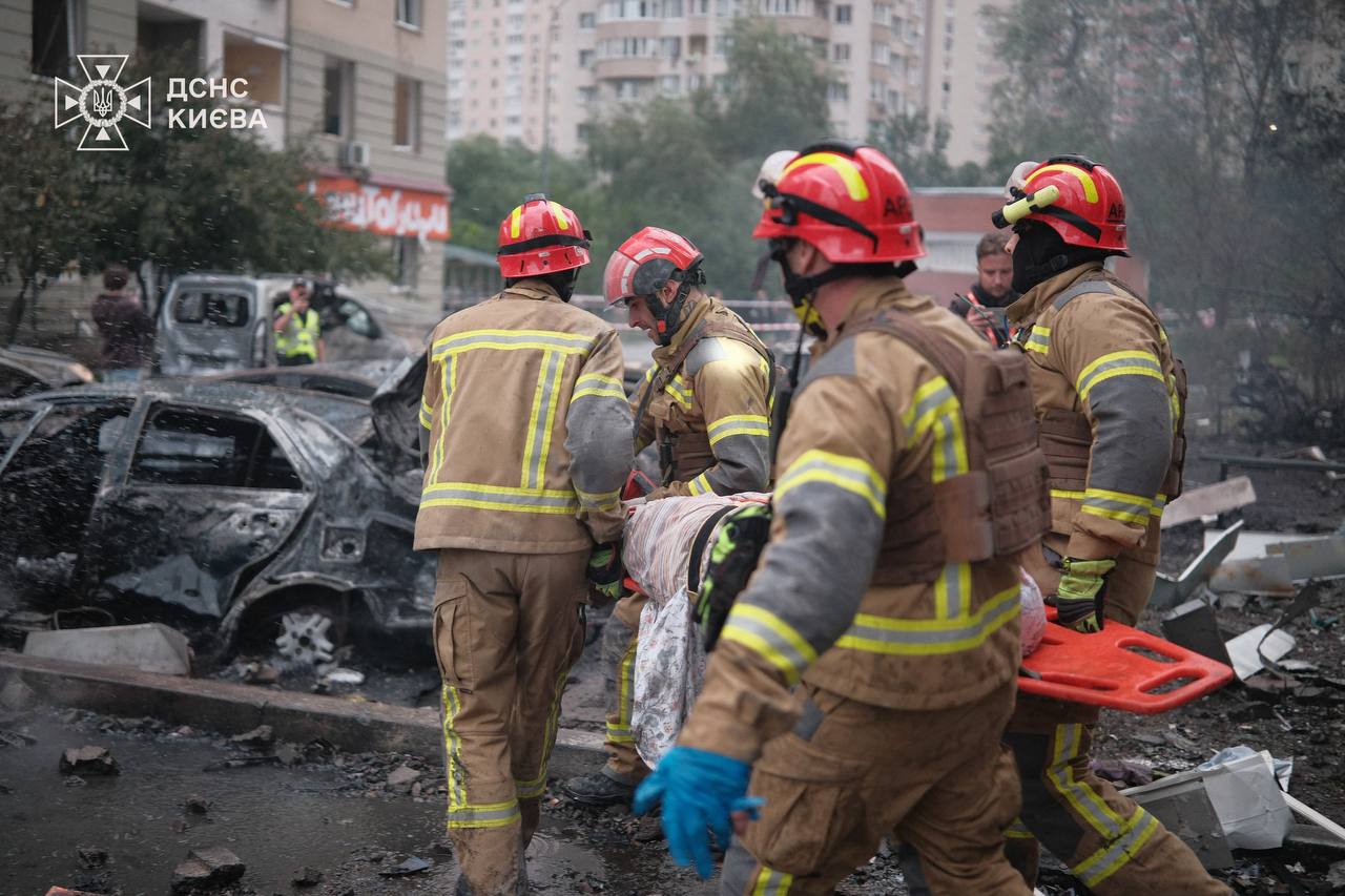В Киеве в результате ночного налета частично разрушена многоэтажка. Есть погибшие
