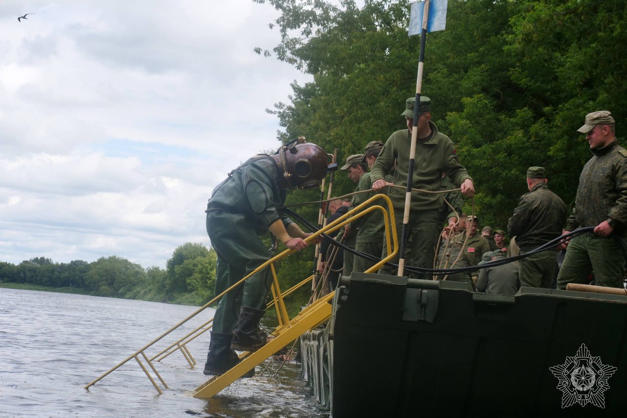 Минобороны собрало военных водолазов на Днепре под Могилевом