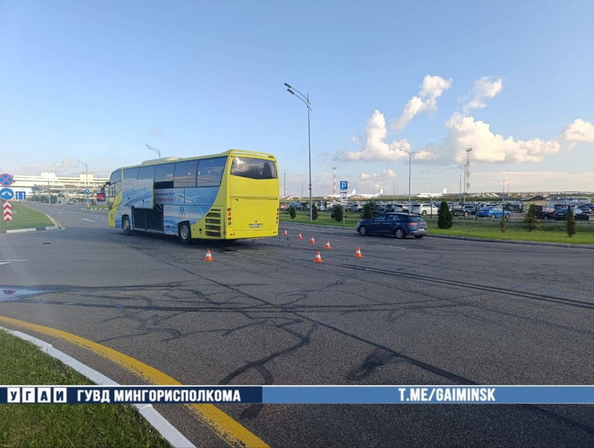 Автобус и легковушка столкнулись возле минского аэропорта