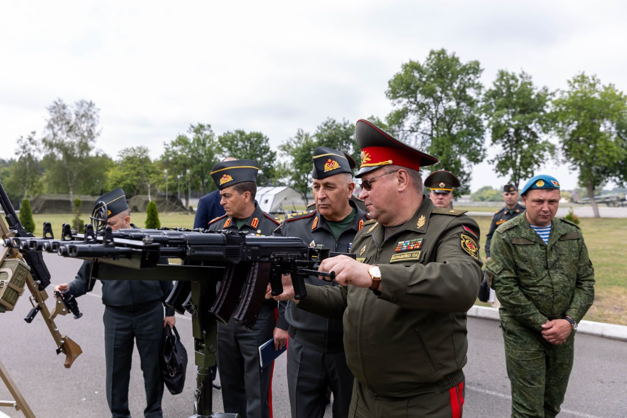 Начальник генштаба Азербайджана ознакомился с беларусскими дронами