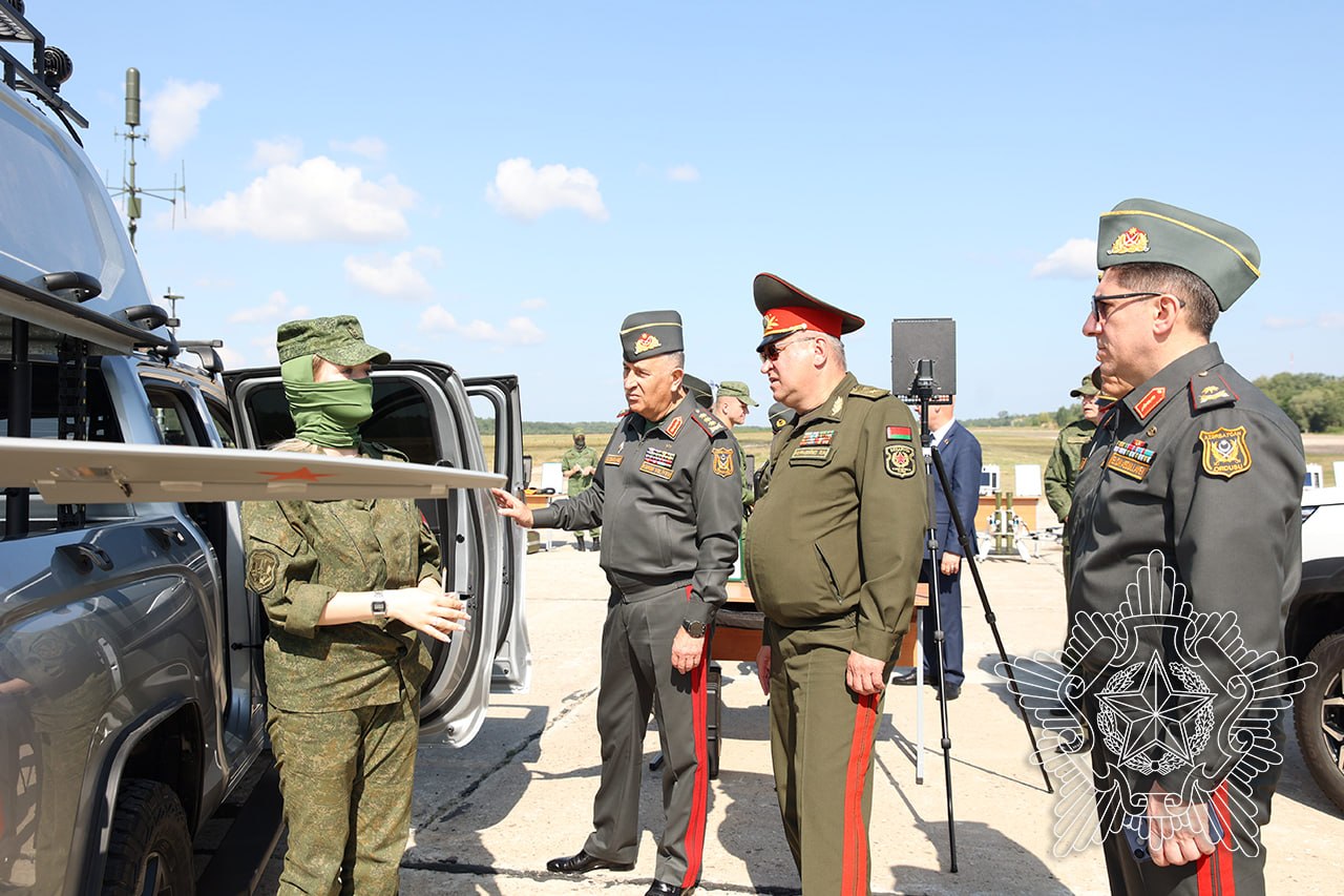 Начальник генштаба Азербайджана ознакомился с беларусскими дронами