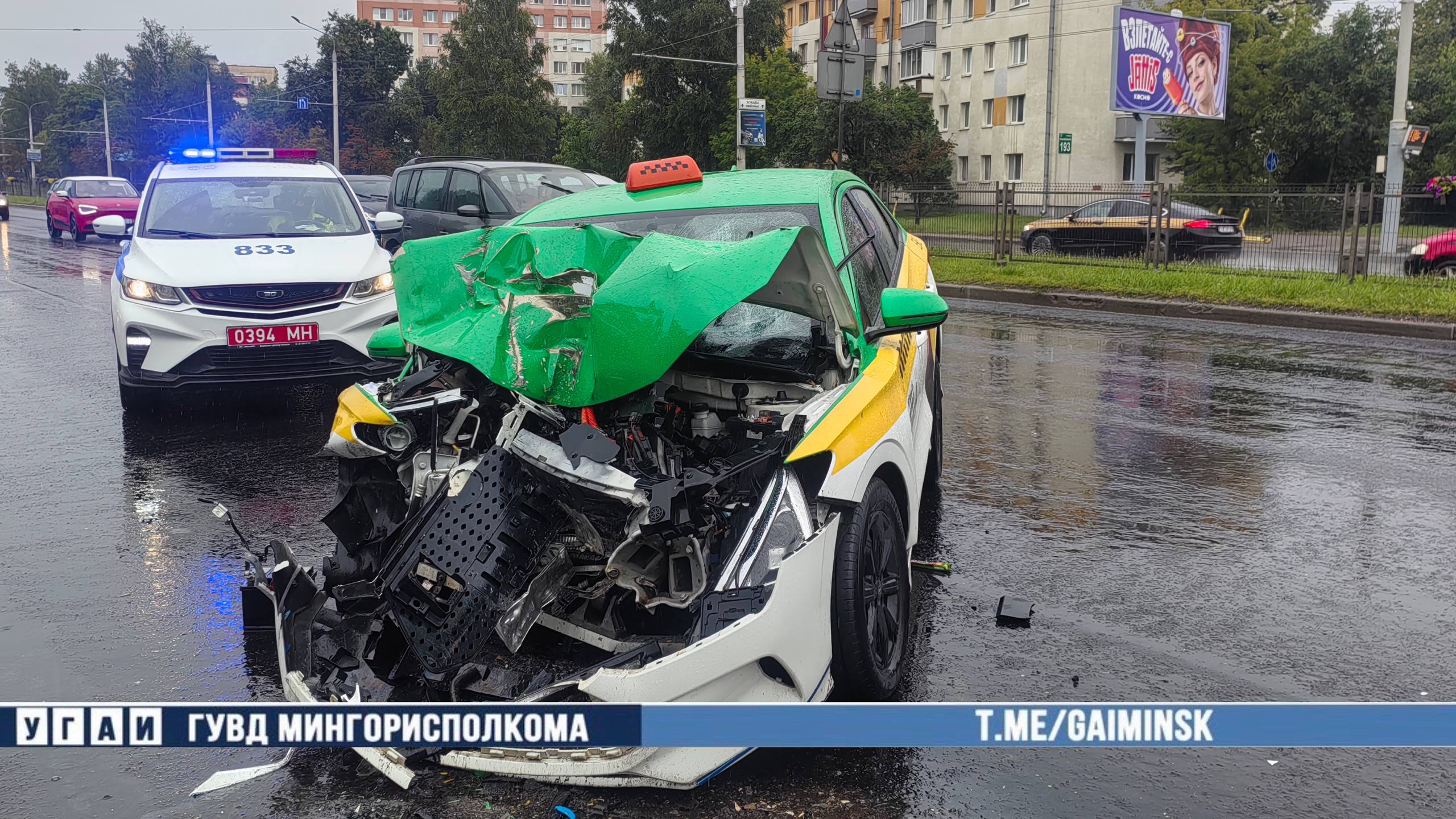 Такси влетело в автобус в Минске
