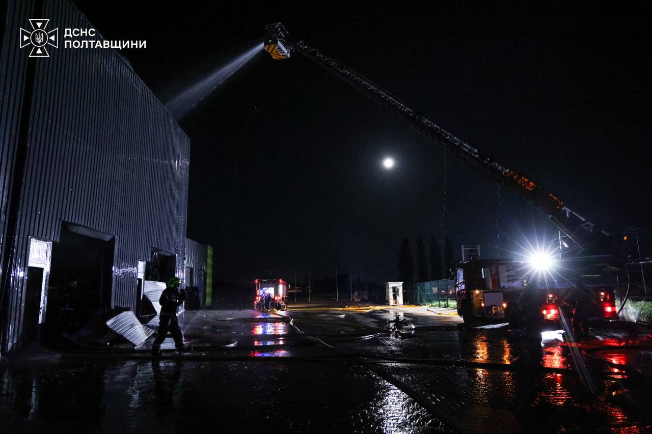 Россия нанесла массированный удар по Украине. Баллистическая ракета попала в жилой дом