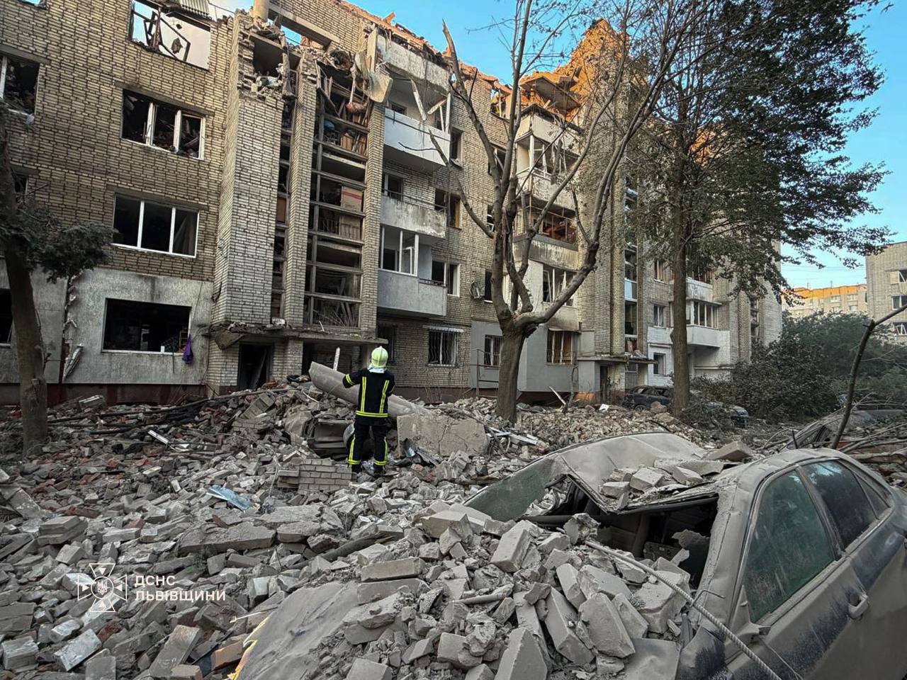 Россия нанесла массированный удар по Украине. Баллистическая ракета попала в жилой дом