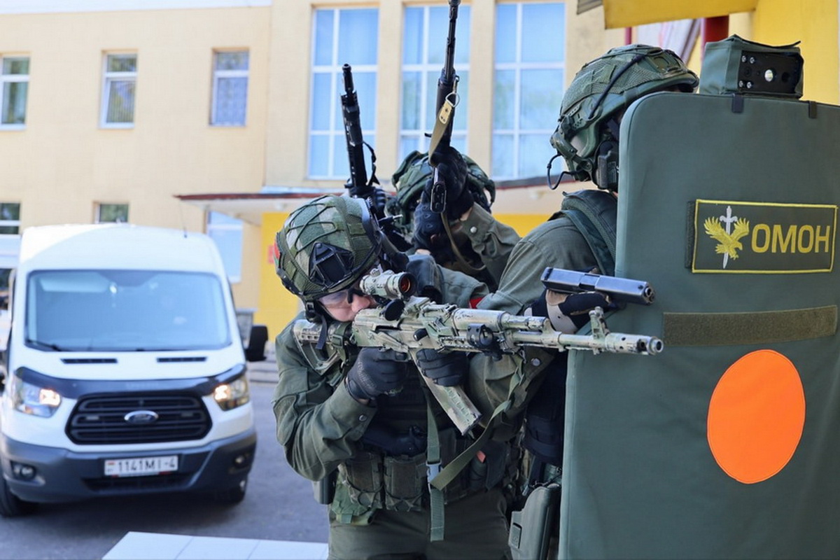 Беларусские силовики отработали освобождение заложников и подавление беспорядков