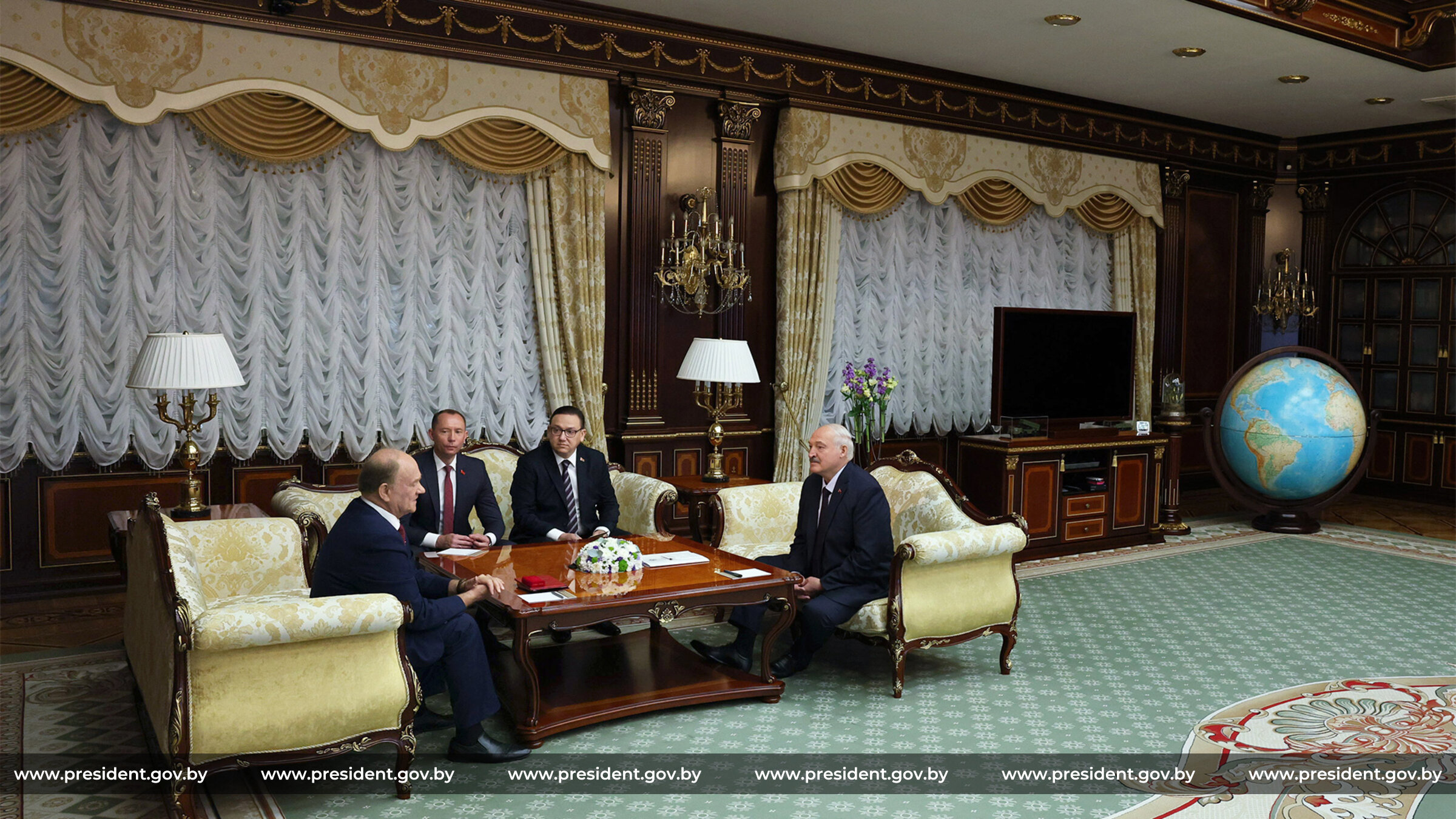 Зюганов наградил Лукашенко Ленинской премией