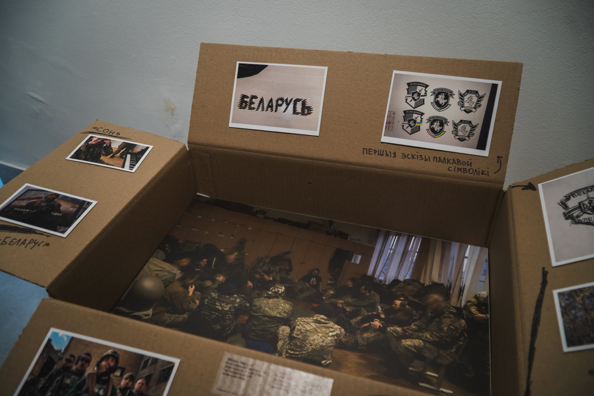 «Доўгае падарожжа дадому» ― ва ўкраінскім Запарожжы працуе фотавыстава пра чатыры гады баявога шляху Палка Каліноўскага