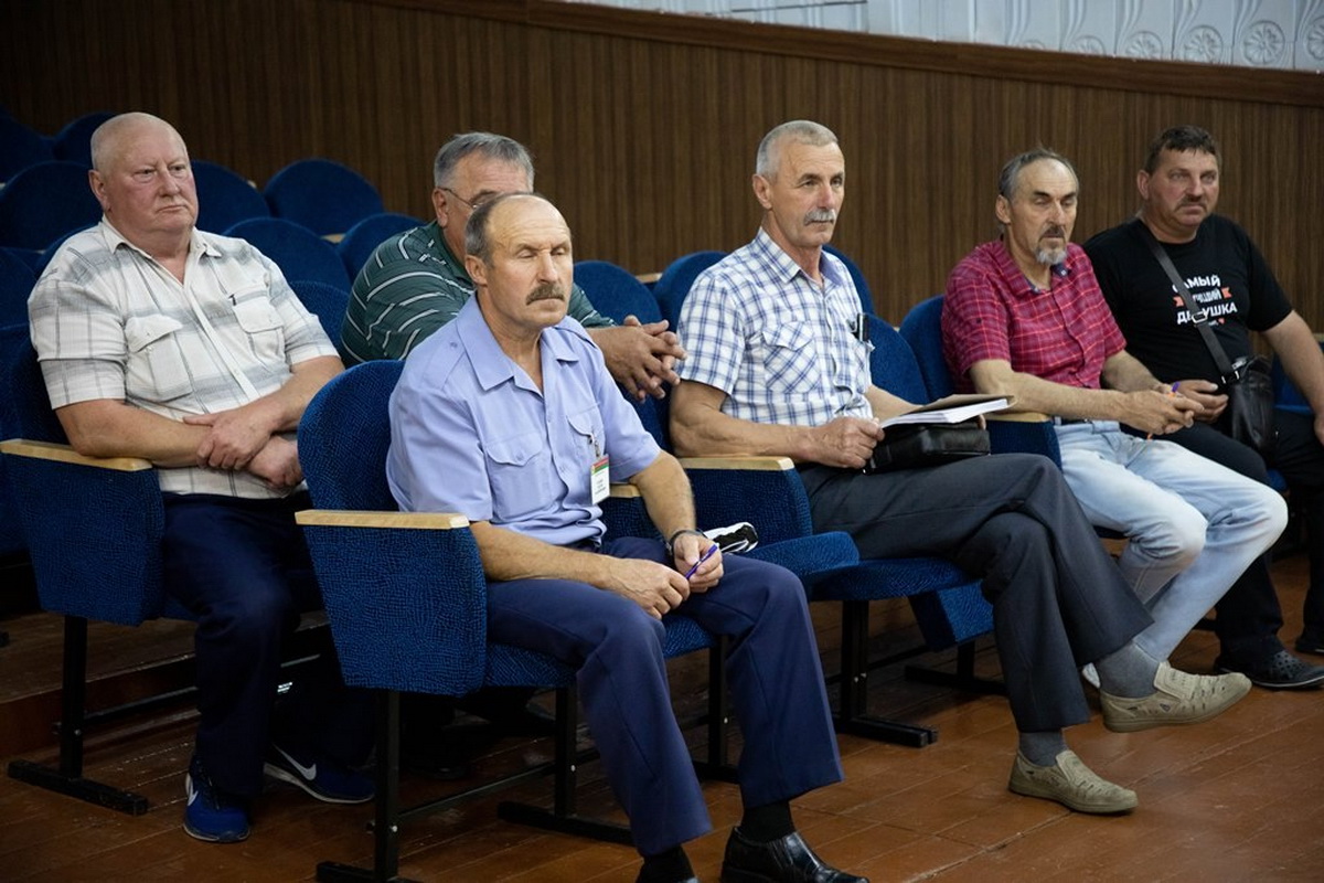 В агрогородке Солы ополченцы задержали усатого мужчину - фотофакт