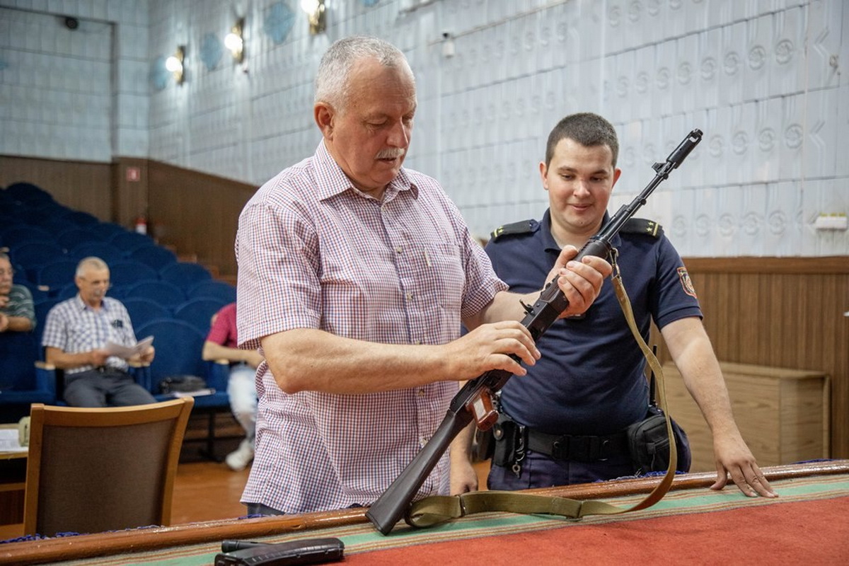 В агрогородке Солы ополченцы задержали усатого мужчину - фотофакт