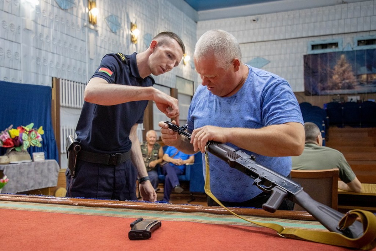 В агрогородке Солы ополченцы задержали усатого мужчину - фотофакт