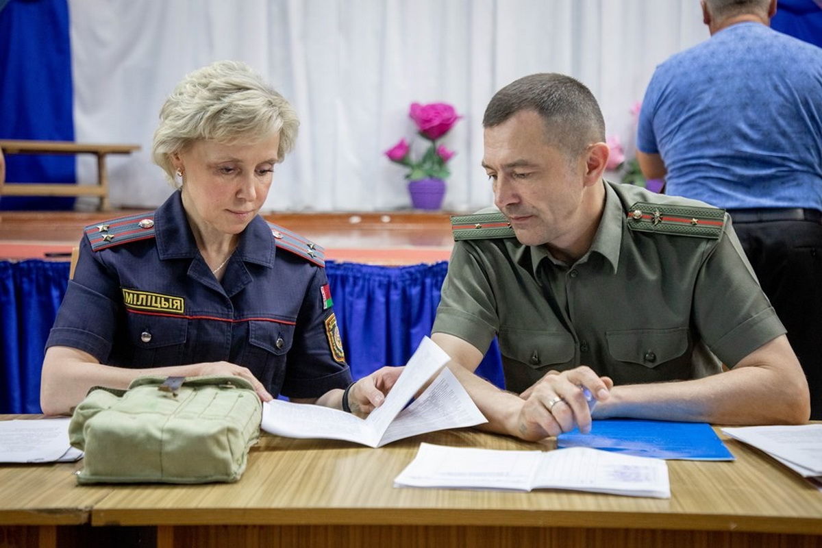 В агрогородке Солы ополченцы задержали усатого мужчину - фотофакт