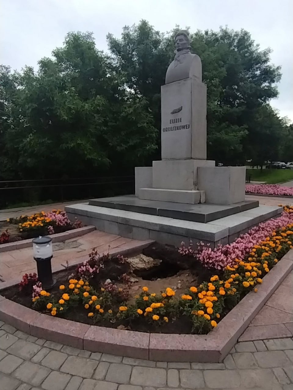 У Гродне камунальныя службы адрамантавалі амаль стогадовы помнік Элізе Ажэшцы, пашкоджаны ў выніку залевы