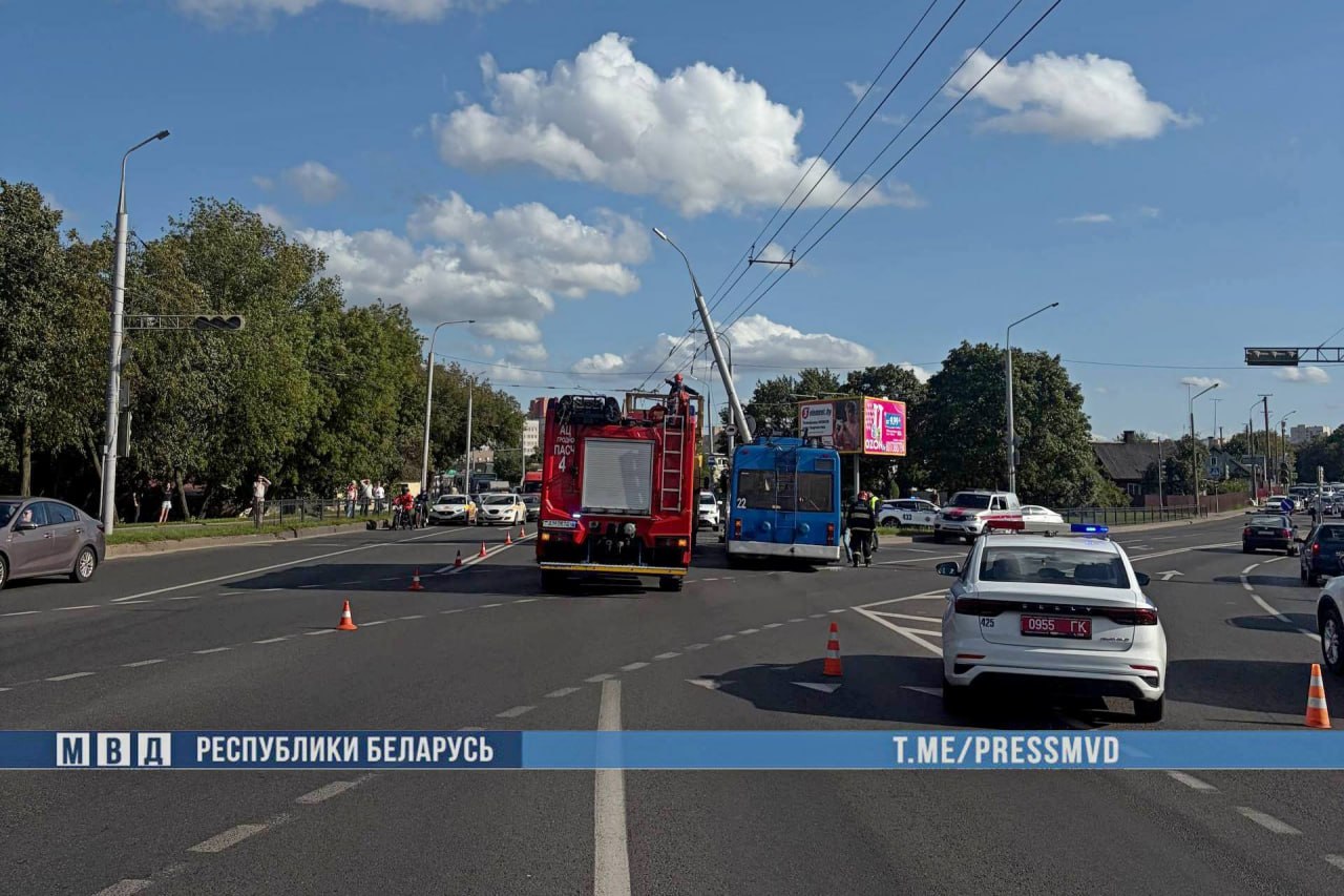 Водитель троллейбуса потерял сознание и врезался в столб в Гродно