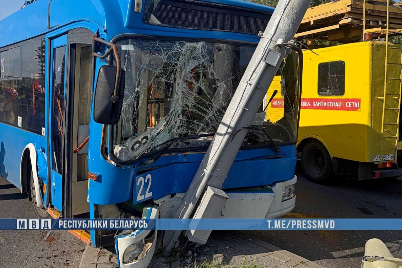 Водитель троллейбуса потерял сознание и врезался в столб в Гродно