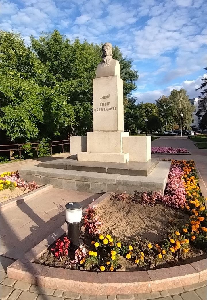 У Гродне камунальныя службы адрамантавалі амаль стогадовы помнік Элізе Ажэшцы, пашкоджаны ў выніку залевы