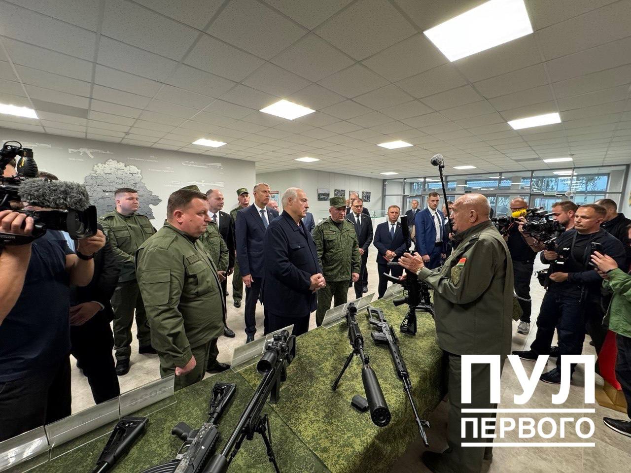 Лукашенко подарили автомат не для войны