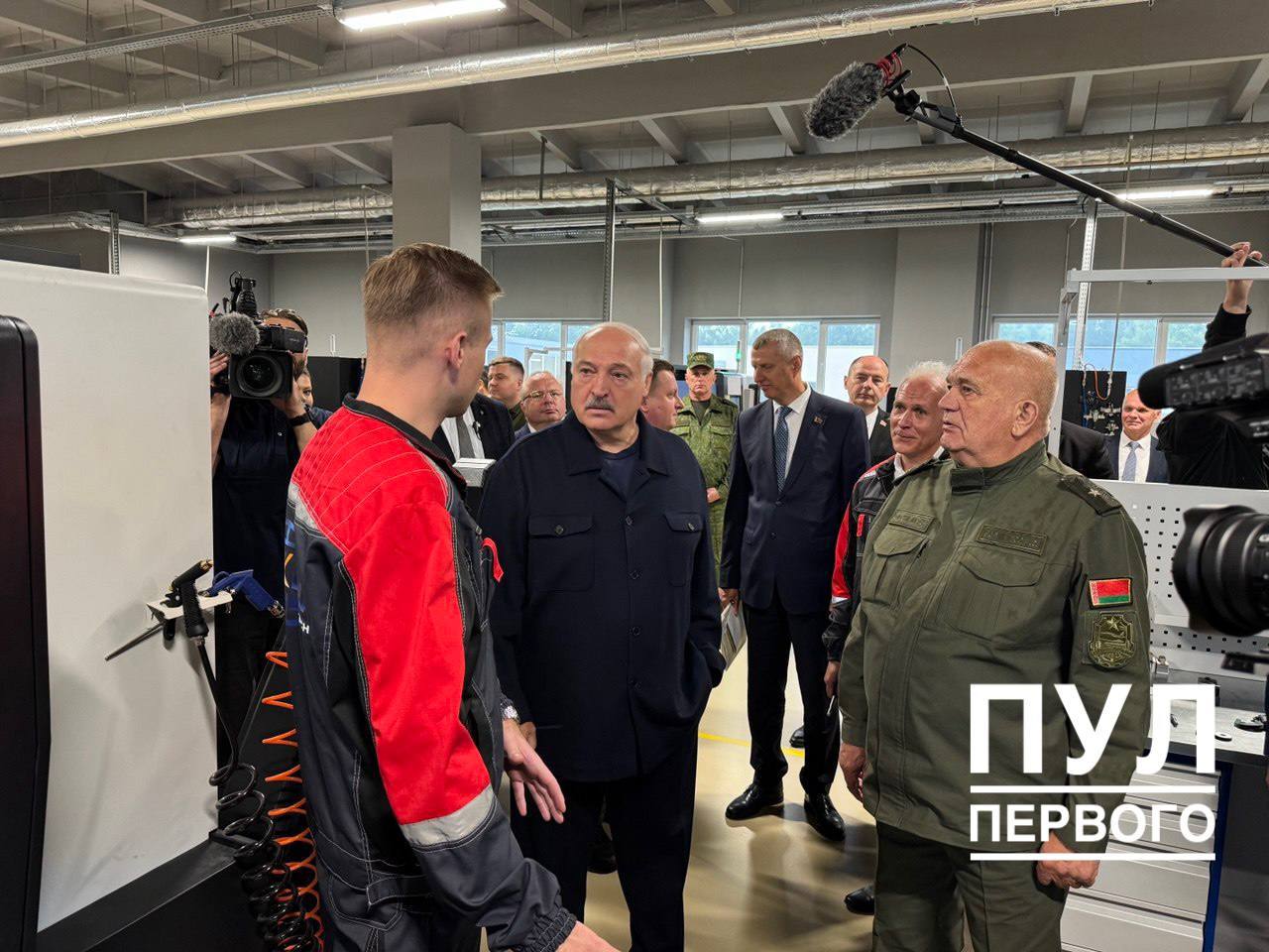 Лукашенко подарили автомат не для войны