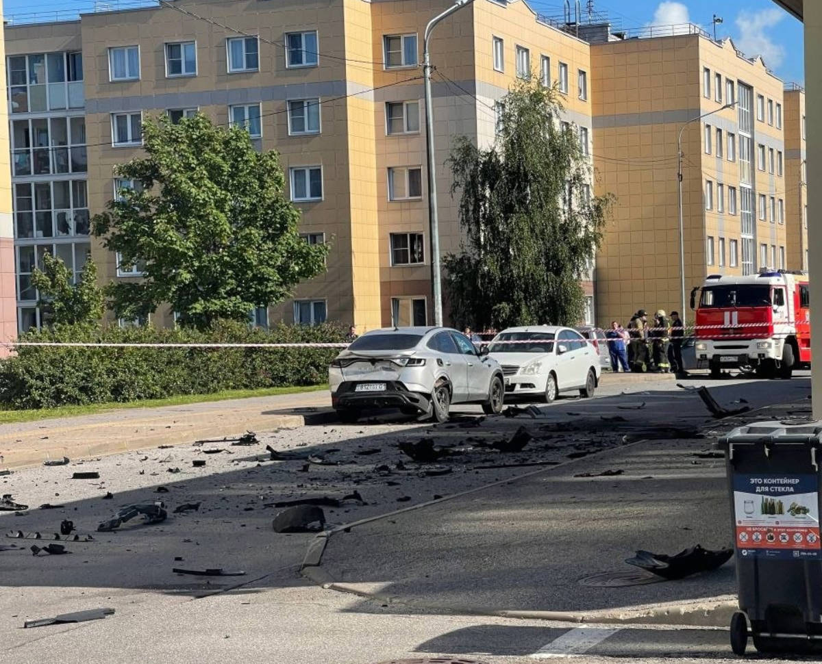 При взрыве автомобиля в Петербурге погиб, предположительно, военный летчик