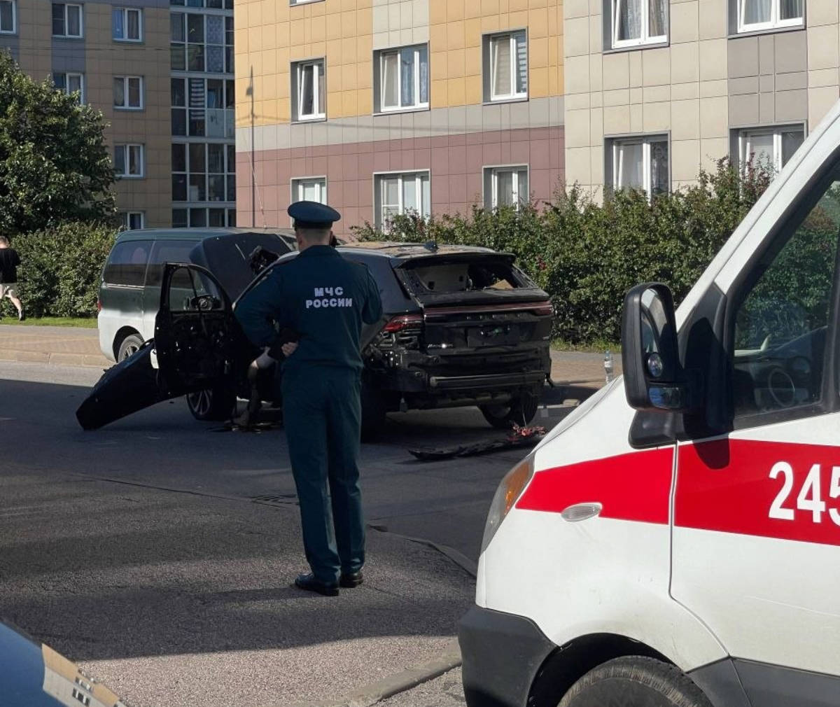 При взрыве автомобиля в Петербурге погиб, предположительно, военный летчик