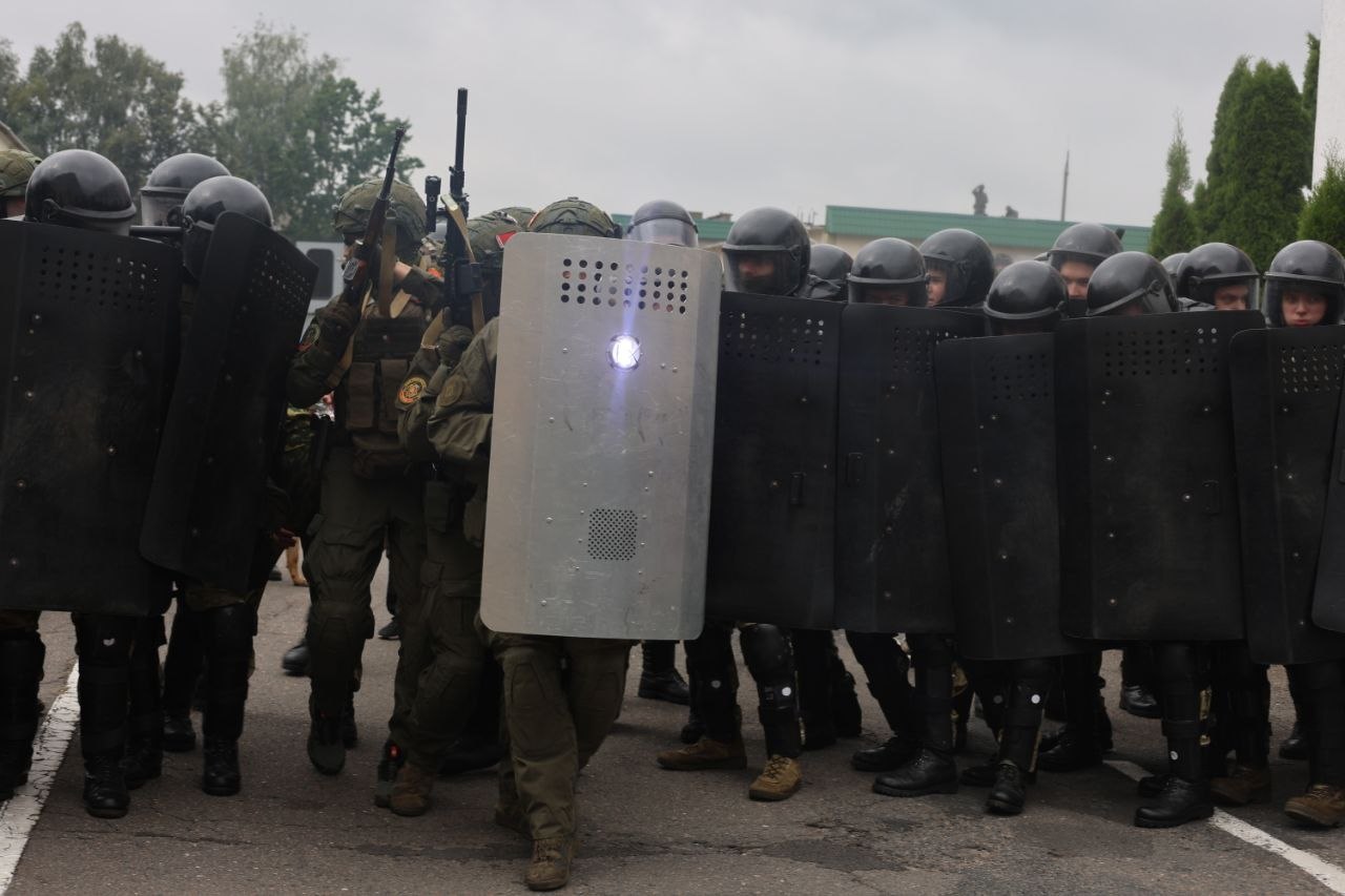 В Могилеве тренировались разгонять протесты с использованием дронов