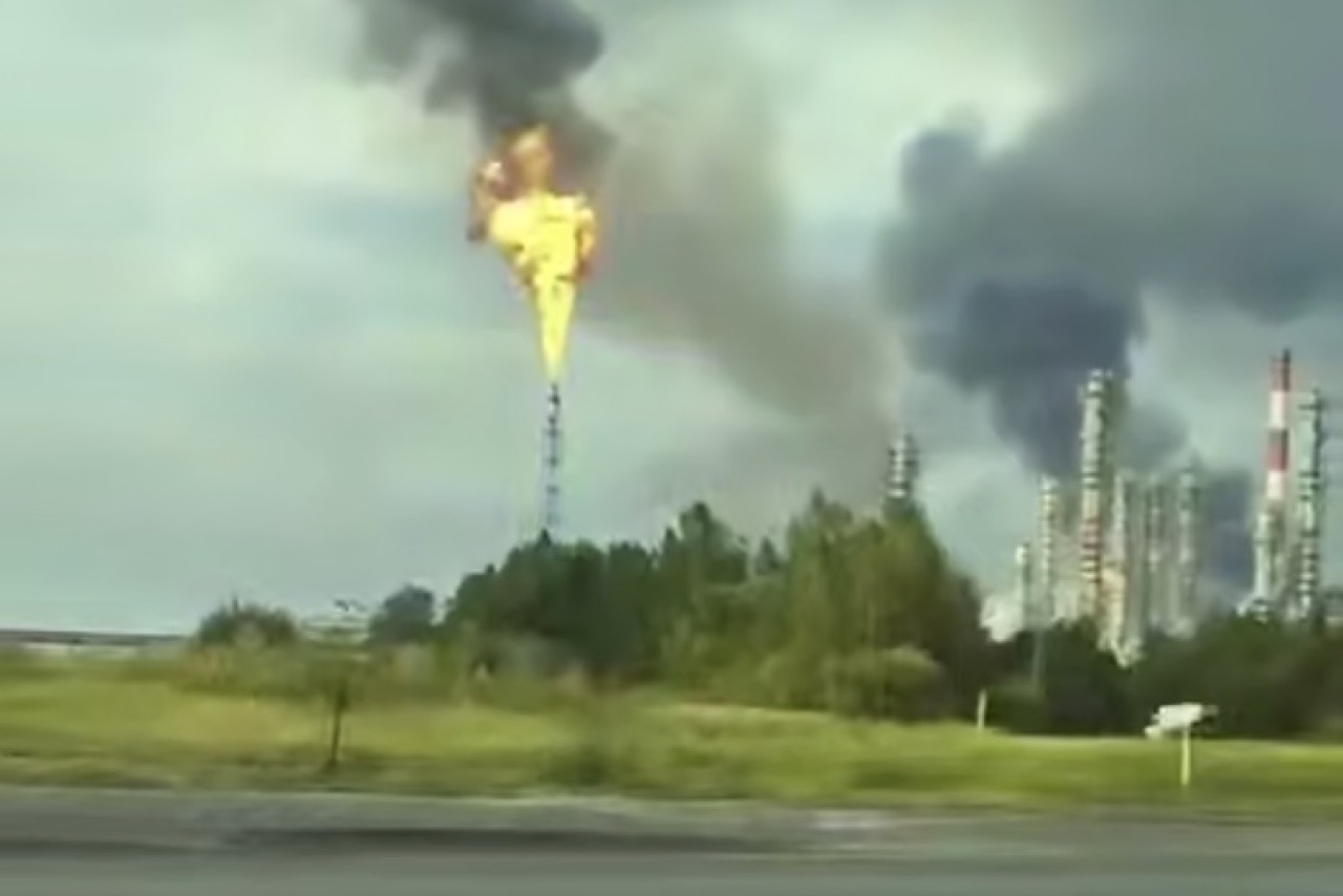 Украина поразила российский НПЗ за 2,5 тысячи км от границы