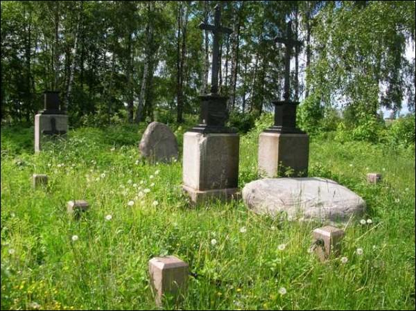 Жыхары Смалянаў адрэстаўравалі камень на магіле Тамаша Зана