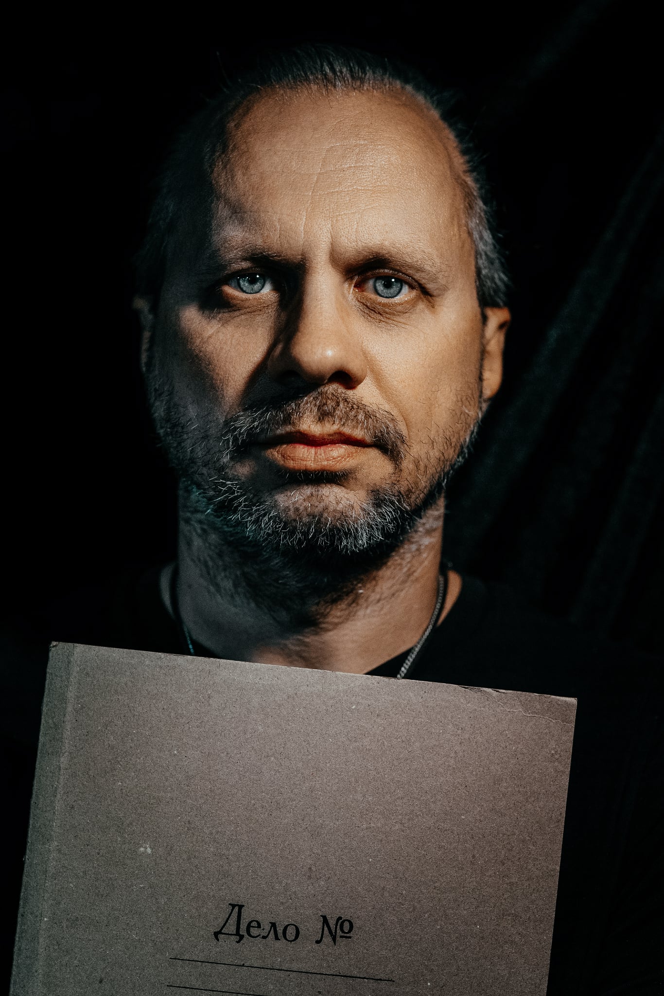 «За літарамі на паперы сістэма не бачыць асобу»: Аляксандр Енджэеўскі - пра спектакль «Чырвоны крыж»