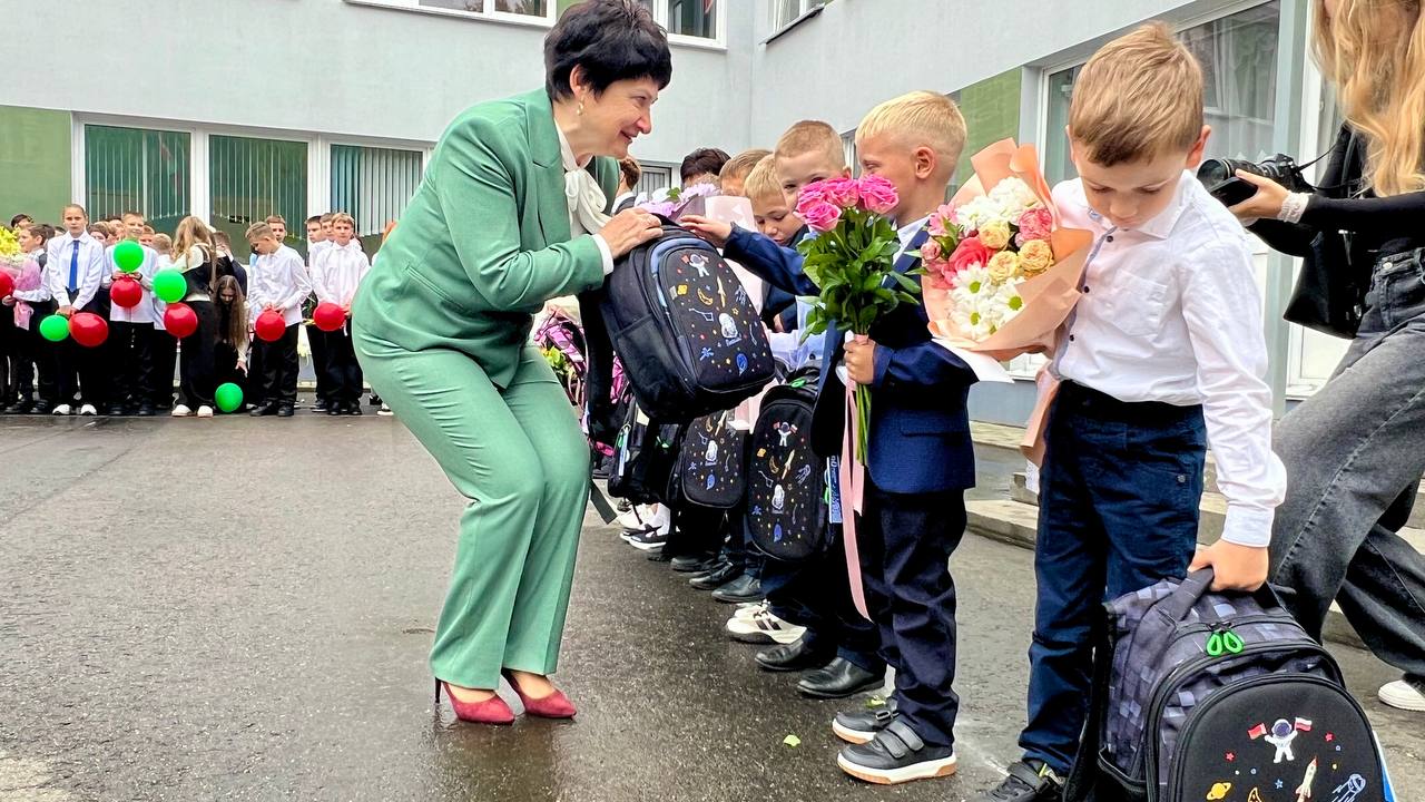 «Русские дома» раздали беларусским первоклассникам 1500 рюкзаков «Россия с вами»