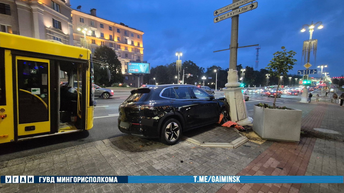 17-летняя девушка пострадала при столкновении Geely с автобусом в Минске