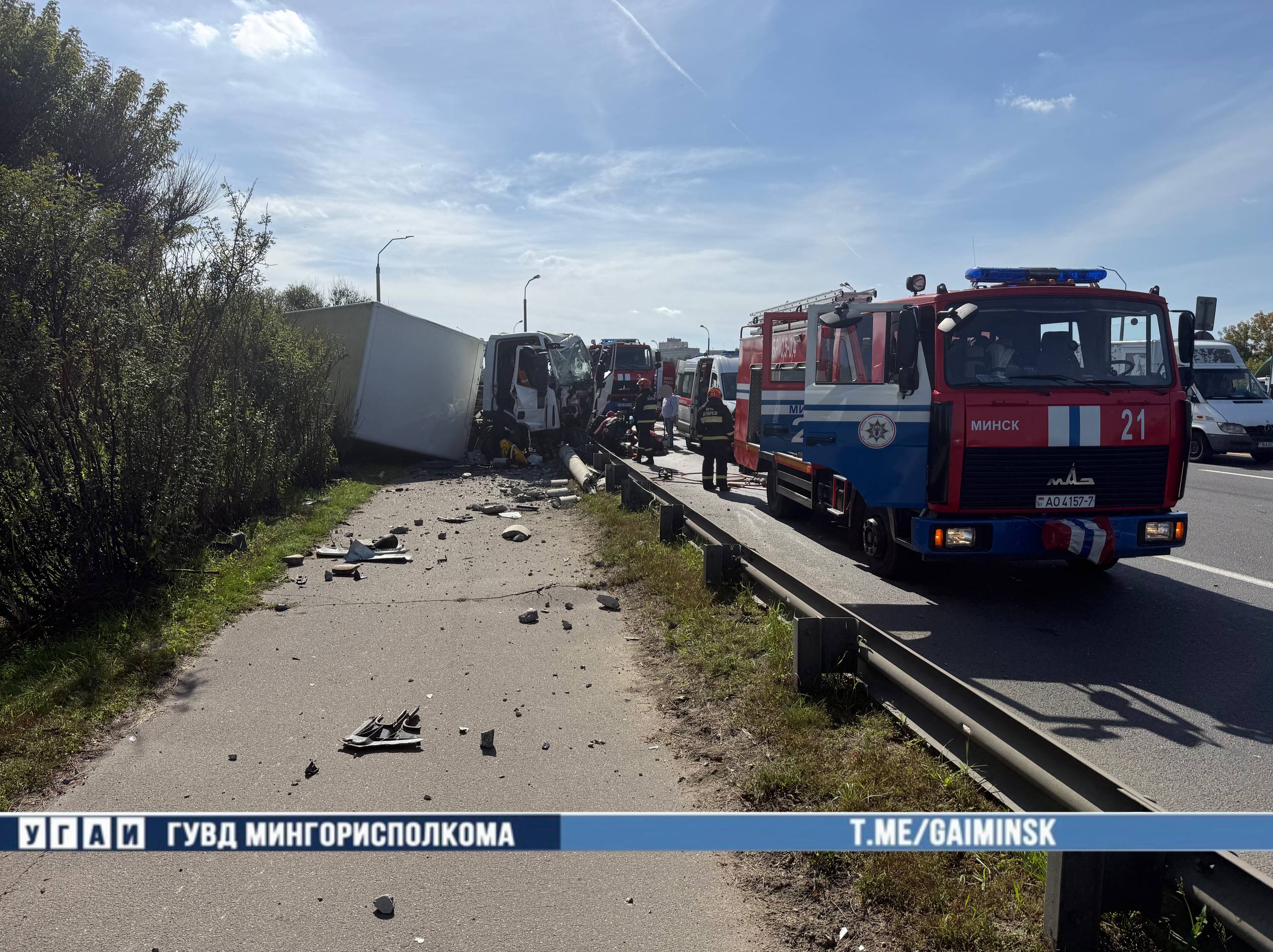 Фура протаранила ограждение на МКАД. Водителю стало плохо