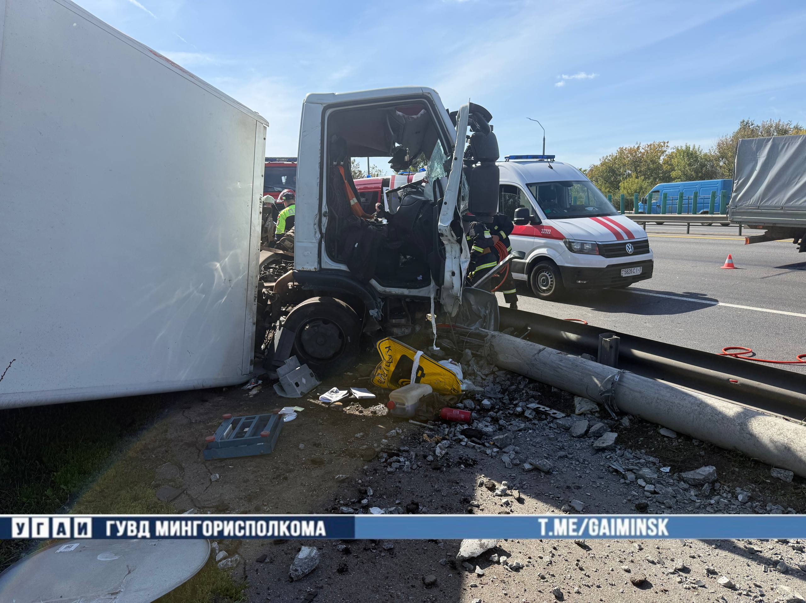 Фура протаранила ограждение на МКАД. Водителю стало плохо