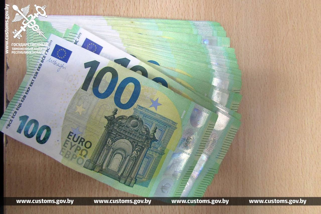 Беларус на мяжы пазбавіўся 5000 еўра, схаваных у сурвэтках
