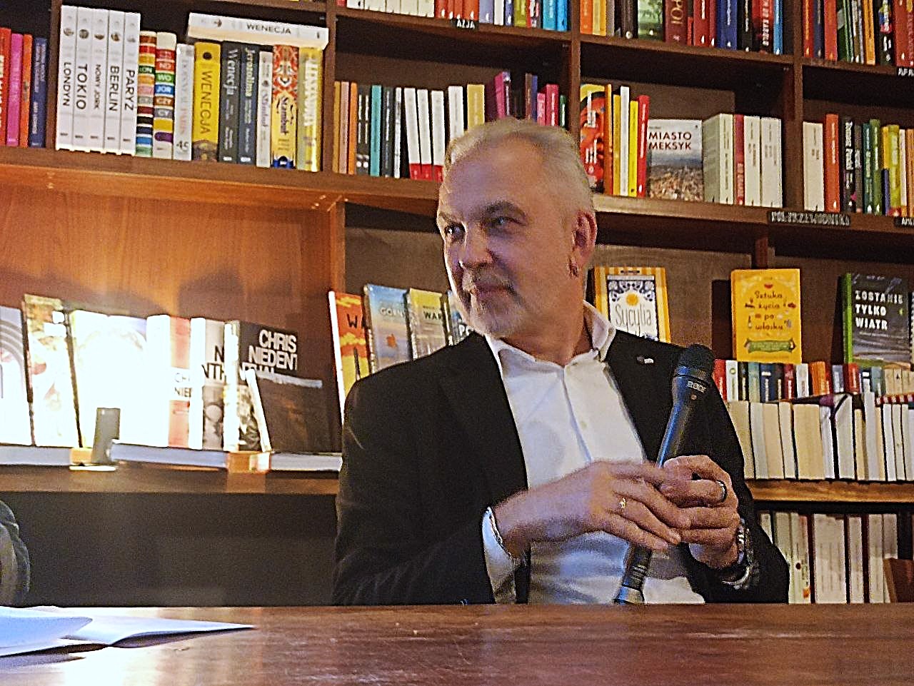 «Кнігі, якія мы пішам, гэта капсулы часу»: у Варшаве прайшла прэзентацыя польскага перакладу «Сабак Эўропы» Альгерда Бахарэвіча